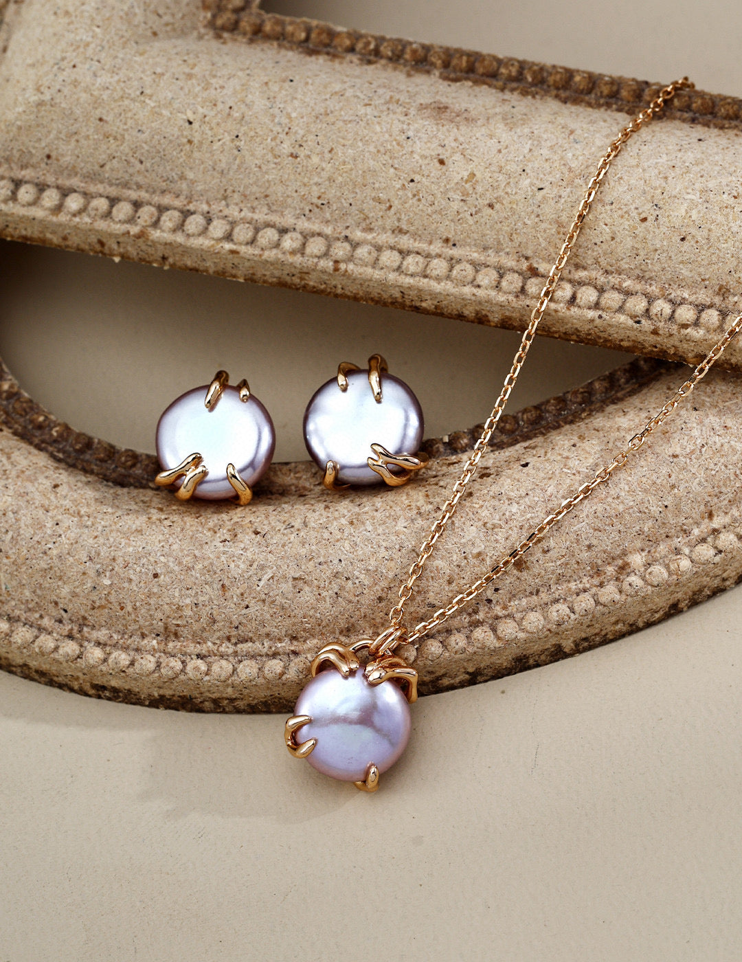 Natural pearl pendant necklace