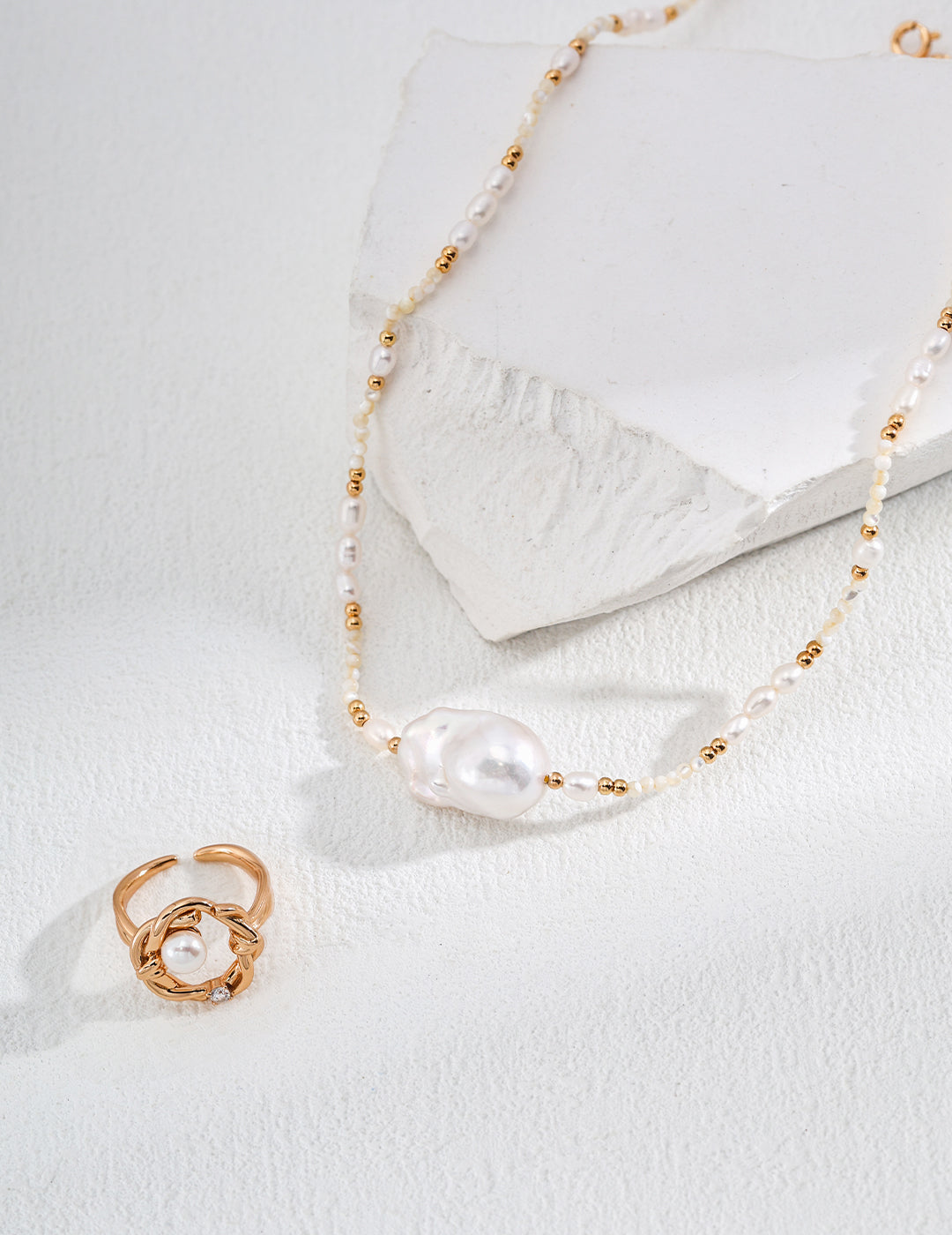 Simple natural shell pearl necklace