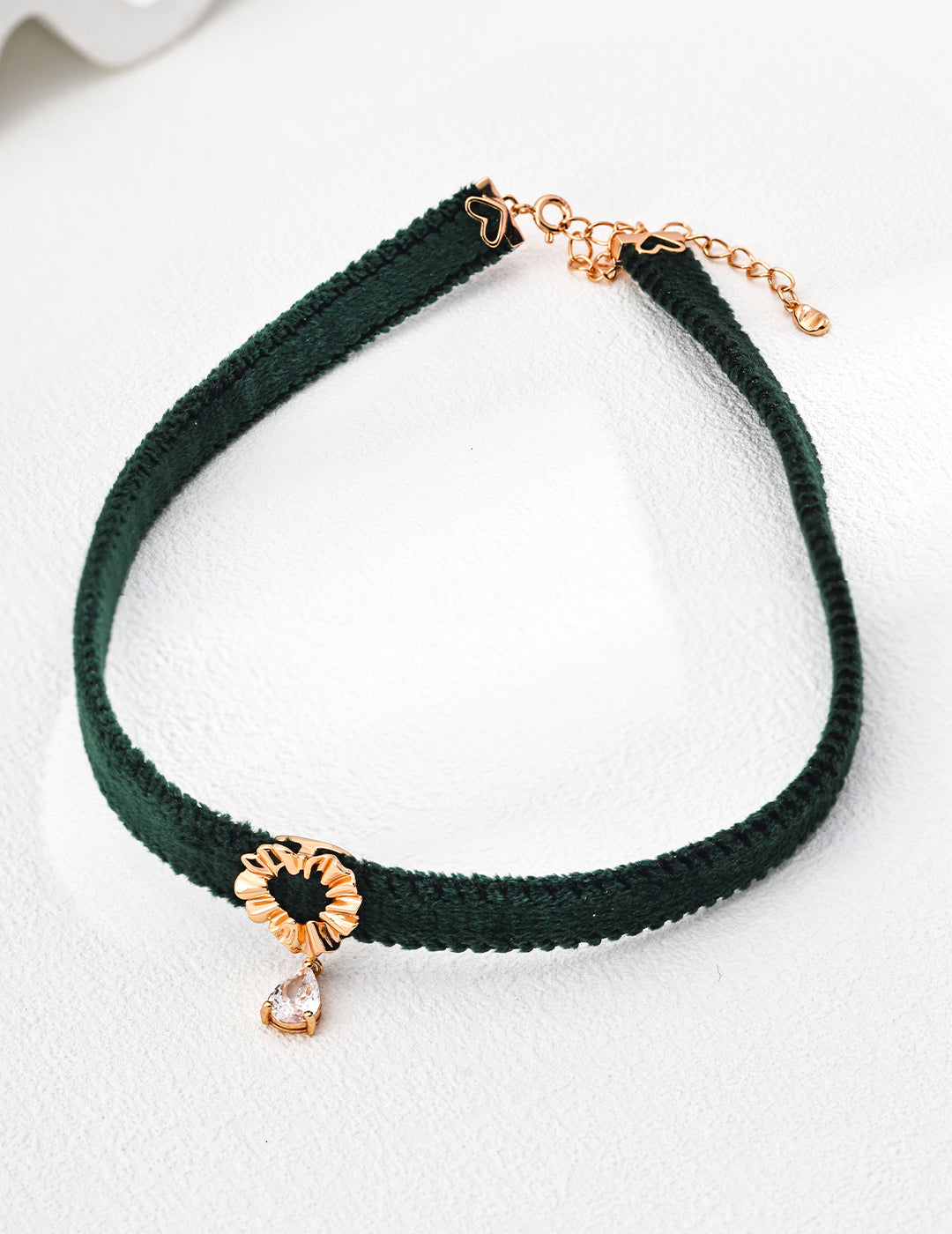 Simple green velvet necklace with zircon