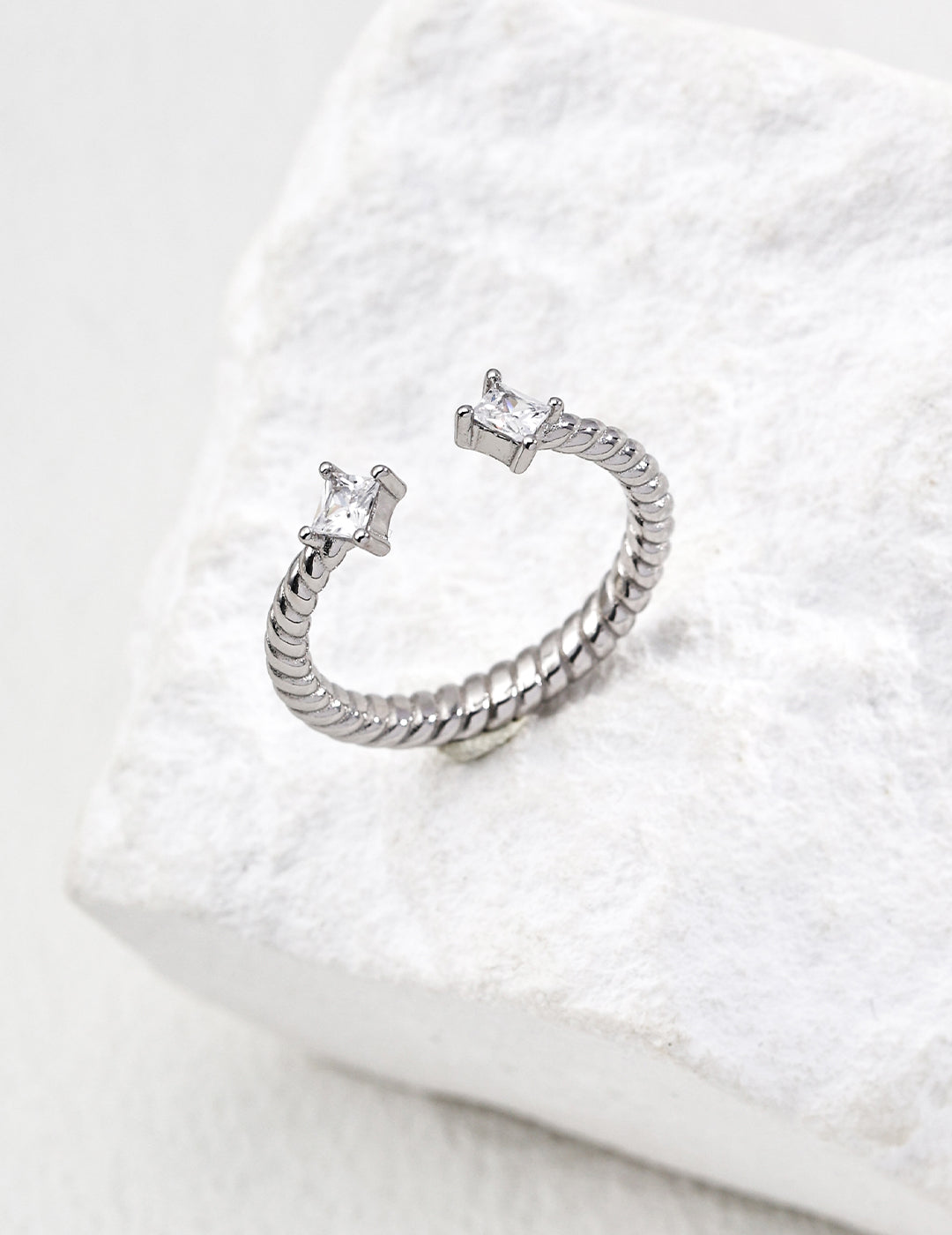 Simple and adjustable zircon ring
