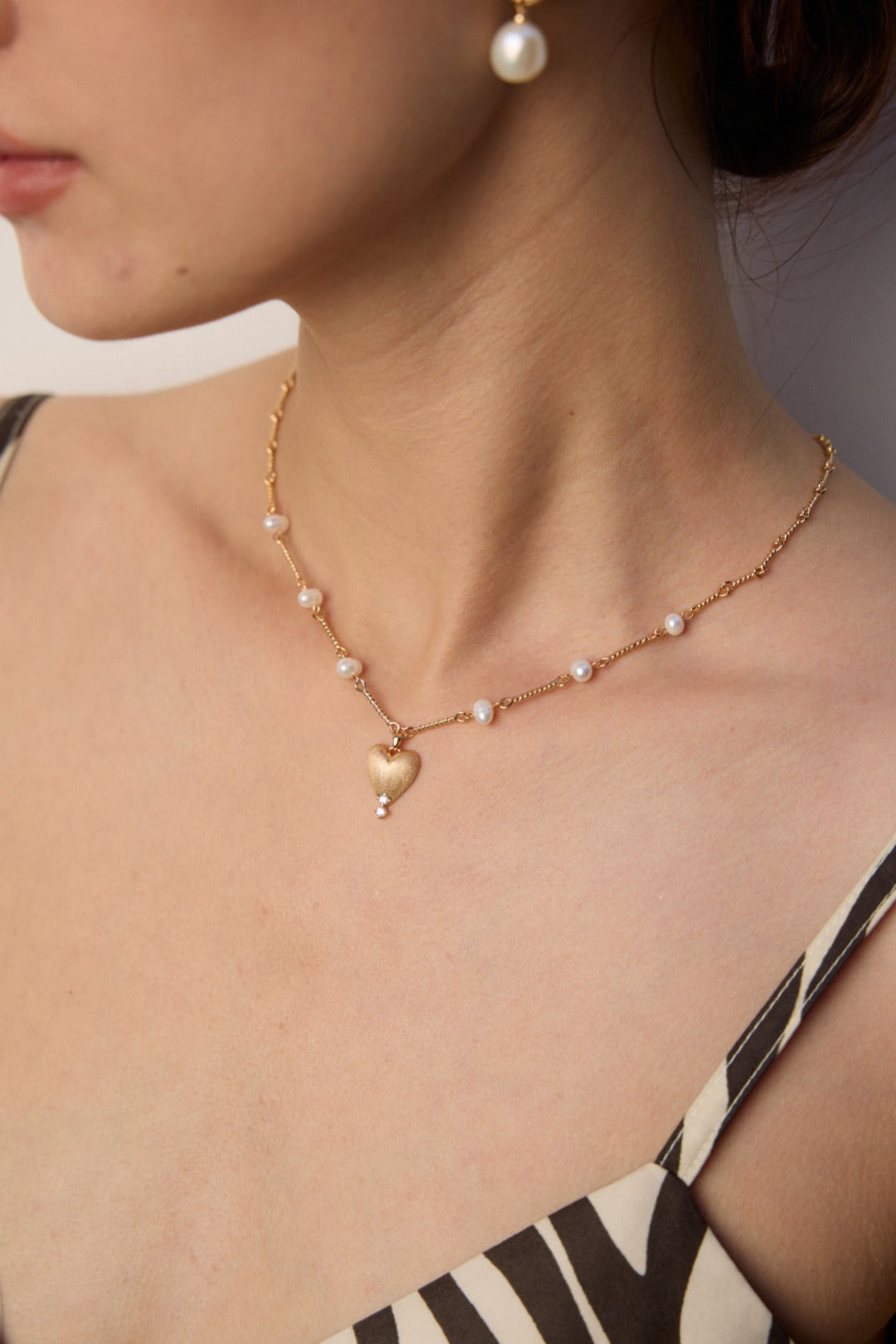 Natural pearl frosted pendant necklace