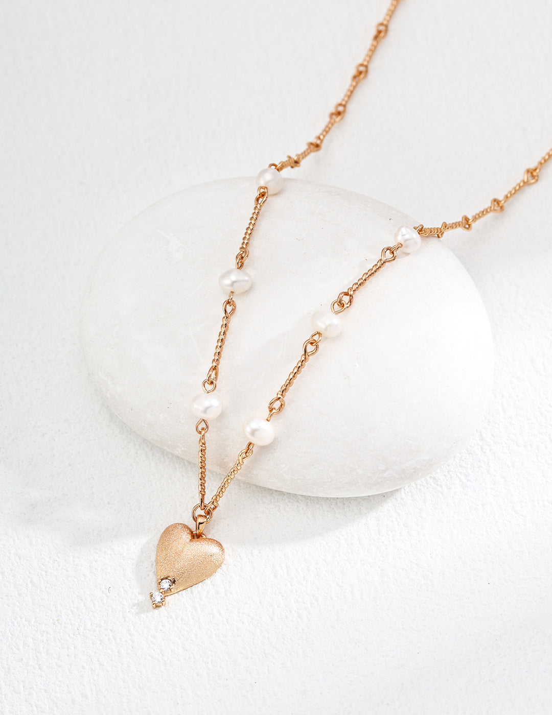 Natural pearl frosted pendant necklace