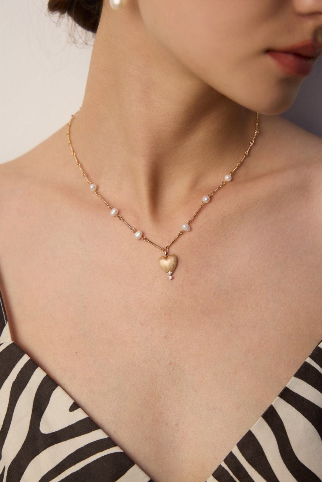 Natural pearl frosted pendant necklace
