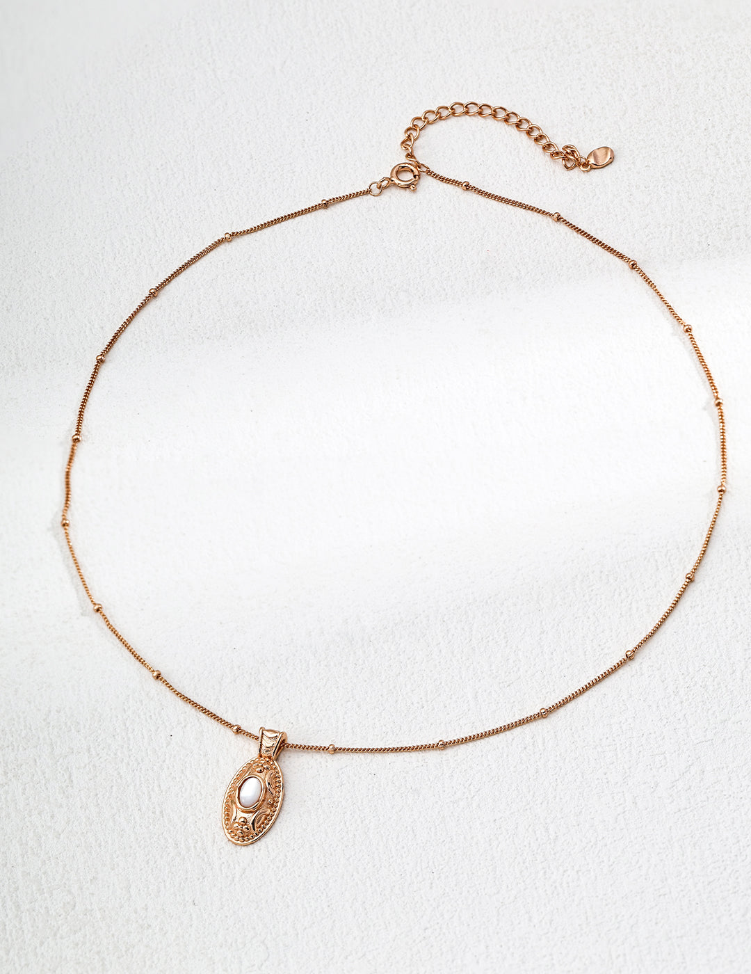 Design mother-of-pearl pendant necklace