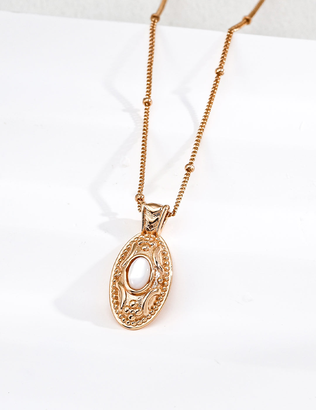 Design mother-of-pearl pendant necklace