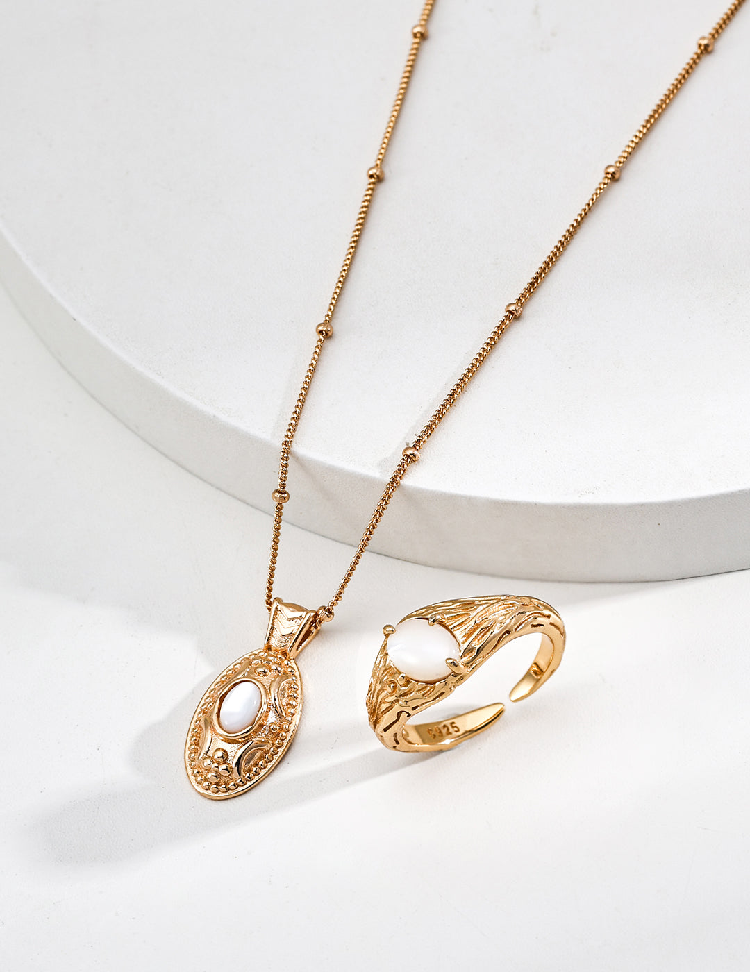Design mother-of-pearl pendant necklace