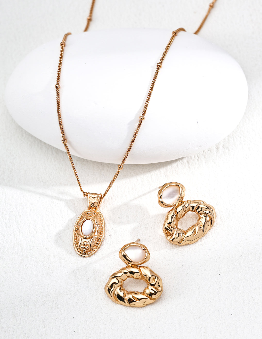 Design mother-of-pearl pendant necklace