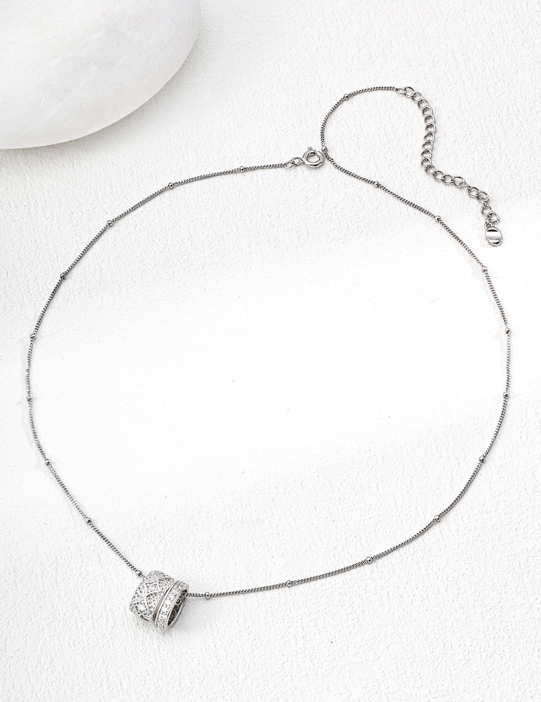 Delicate textured pendant necklace