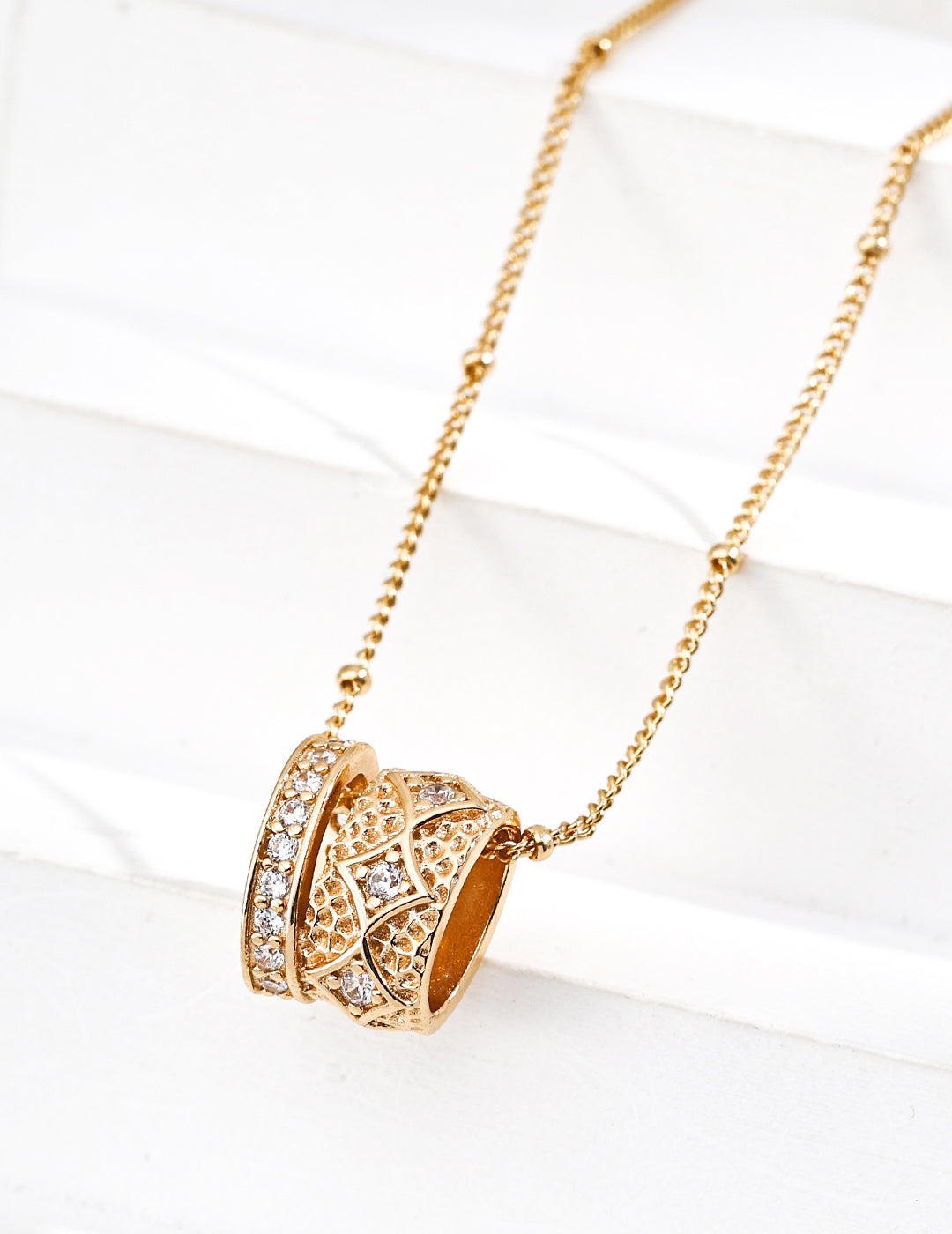 Delicate textured pendant necklace