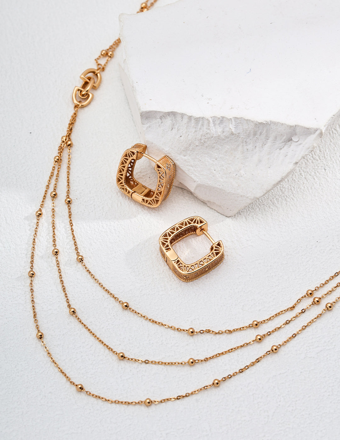 Design multi-layered necklace