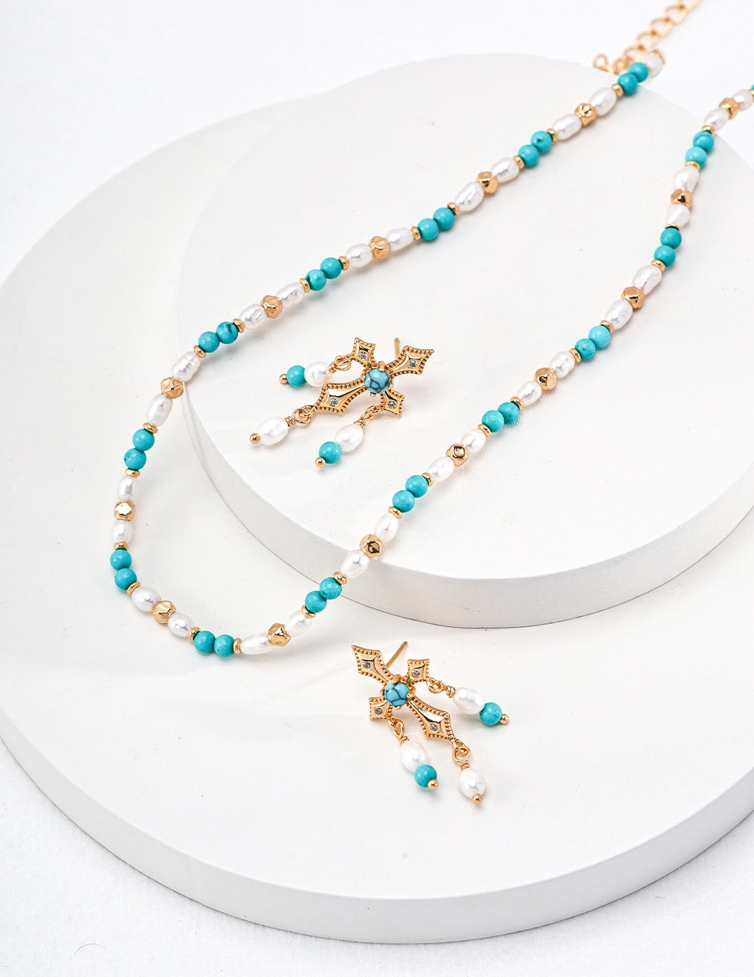 Minimalist pearl necklace