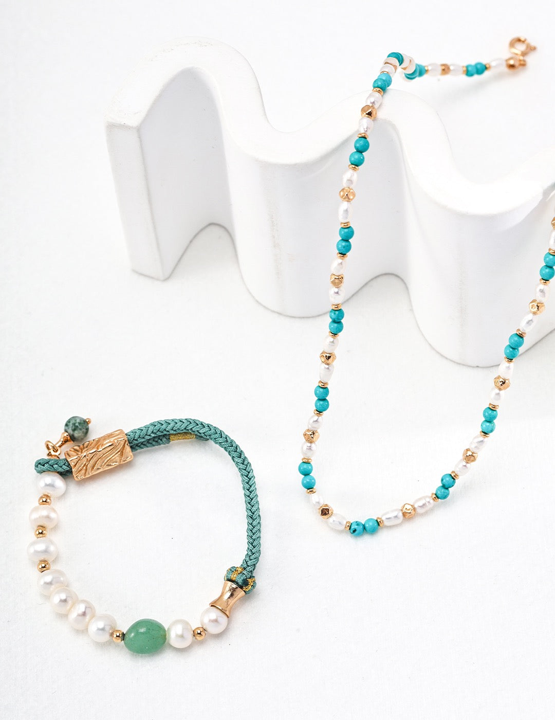 Minimalist pearl necklace
