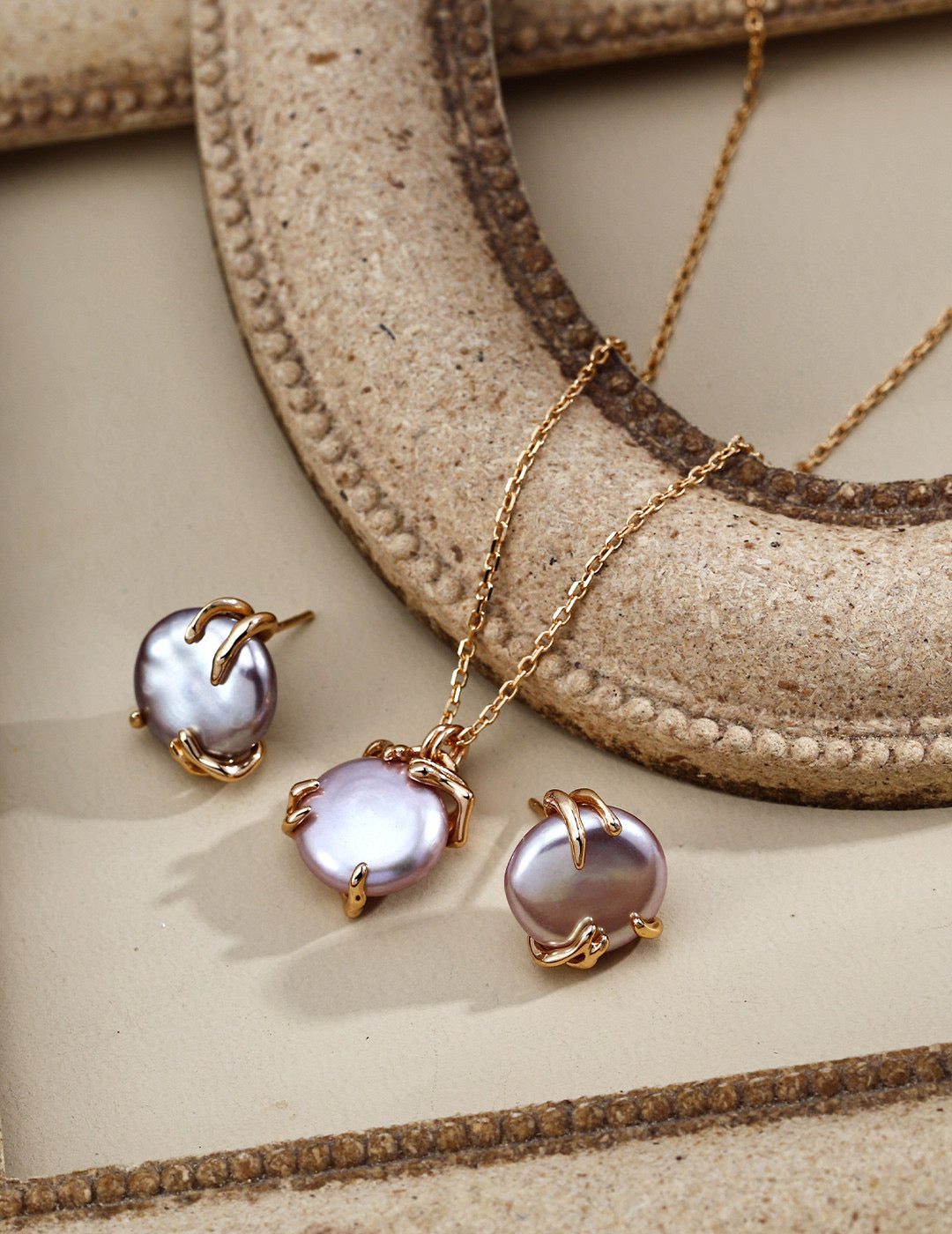 Natural pearl pendant necklace