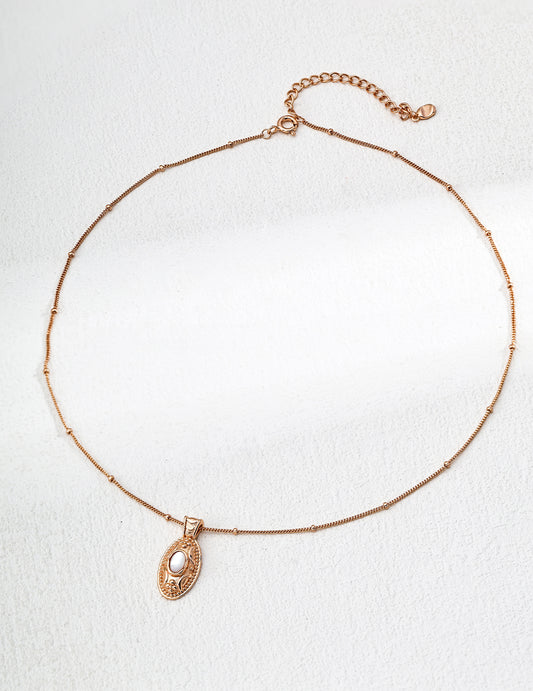 Design mother-of-pearl pendant necklace
