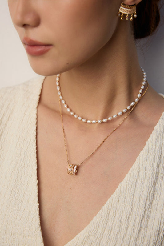 Delicate textured pendant necklace